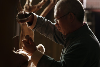 工匠师认真雕刻刀子中国元素传统场景