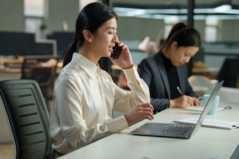 商务女士打电话推销中国照片