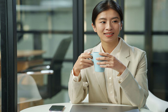 青年商务女士坐在办公室里<strong>喝水</strong>科技摄影图