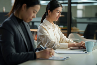 商务女士打电话互联网东亚摄影图图片