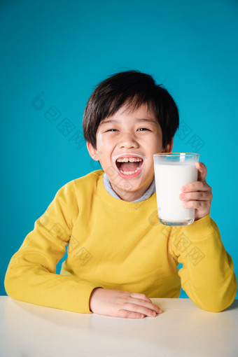 小男孩喝牛奶兴奋相片