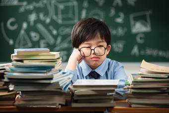 小学生小学生教室课桌高清图片