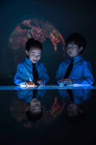 学生上电教课上课小学女生努力场景