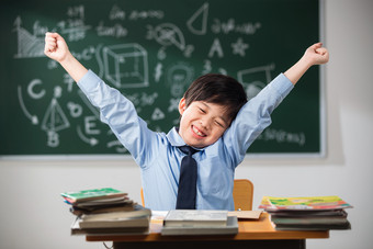 小学生小学生童年课桌场景