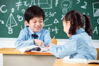 小学生讨论学习可爱的学龄儿童摄影