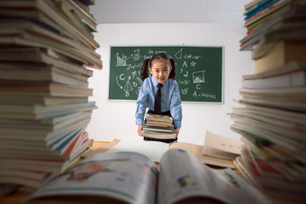 大量学习作业的小学生负担过重影相