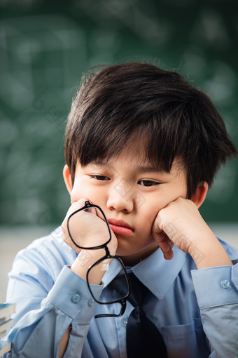 小学生小学生负担过重天真关爱镜头