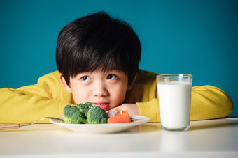 小男孩小男孩健康食物相片