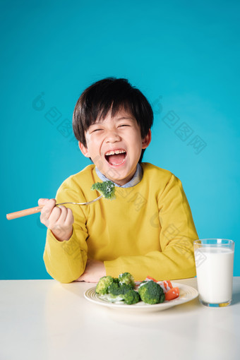 小男孩小男孩健康食物幸福