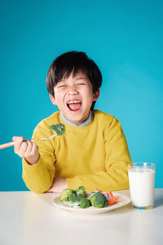 小男孩小男孩健康蓝色背景