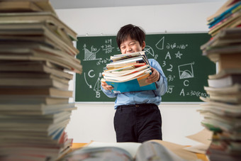 小学生小学生不高兴的镜头