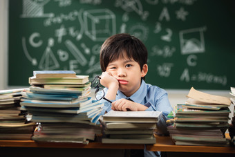 小学生小学生手托下巴照片