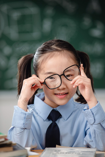 在教室里学习的小学生学习素材