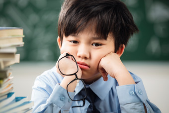 小学生小学生手托下巴课桌