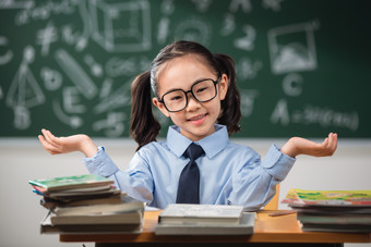 在教室里学习的小学生高兴的