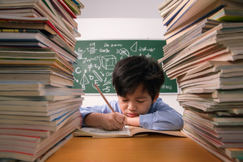 小学生小学生生气的课堂户内图片