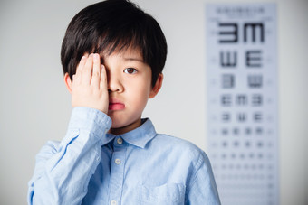 儿童视力测验<strong>视力表</strong>关爱镜头