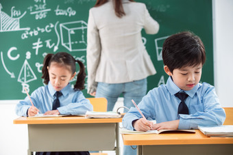 小学生做作业青年人天真小学女生照片