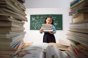 大量学习作业的小学生压力相片