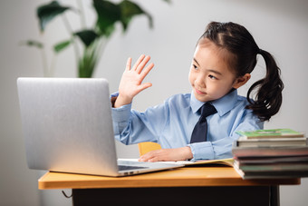 小学生网课女孩相片