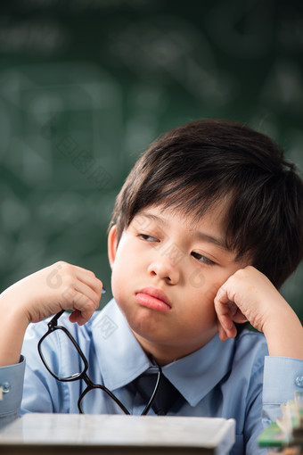 小学生小学生不高兴的可爱的高清图片