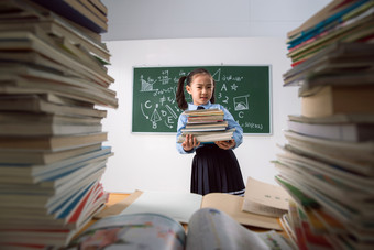 大量学习作业的小学生书本素材