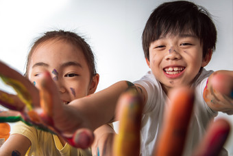 儿童画画多色的小学女生影相