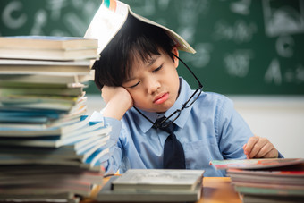 小学生小学生读书户内水平构图照片