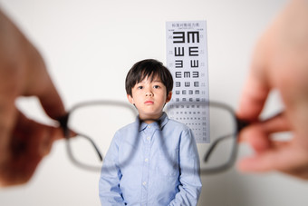 小孩视力测验摄影照片