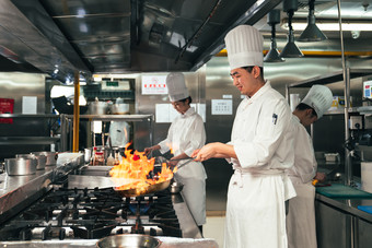 厨师炒菜准备食物餐具豪华酒店摄影图