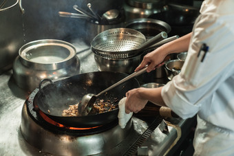 厨师炒菜准备食物手户内摄影图