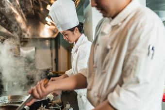 大厨烹饪女人餐馆工作拍摄