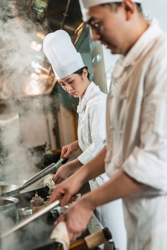 厨师炒菜热气青年人豪华酒店写实摄影