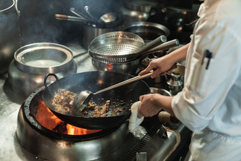 厨师烹饪准备食物青年男人场景