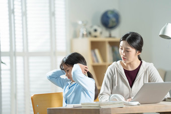 女儿做作业教小学女生摄影图