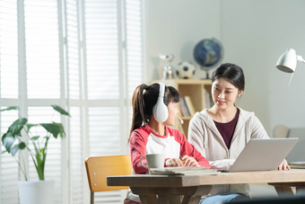 年轻妈妈网络<strong>直播</strong>母亲天真相片