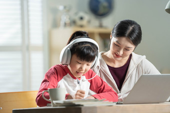 年轻妈妈网络直播女人努力摄影图