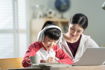 年轻妈妈网络直播耳麦小学女生户内