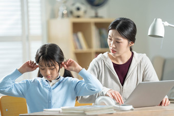 女儿家庭作业做作业小学女生无线电技术