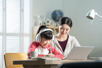 年轻妈妈网络直播女孩知识家