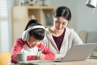 年轻妈妈网络直播<strong>辅导</strong>讲座东亚网络空间摄影