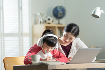 年轻妈妈网络<strong>直播</strong>女人成长天真