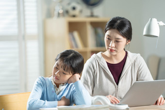 小学生做作业儿童家庭表现消极