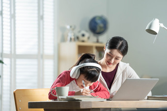 年轻妈妈网络<strong>直播</strong>互联网东亚视频播客高清图片