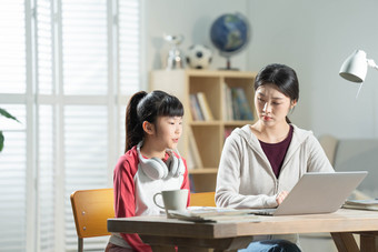 年轻妈妈网络直播上课小学女生彩色图片