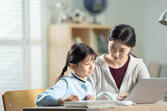 年轻妈妈女孩照片