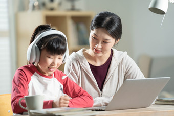 年轻妈妈网络直播场景