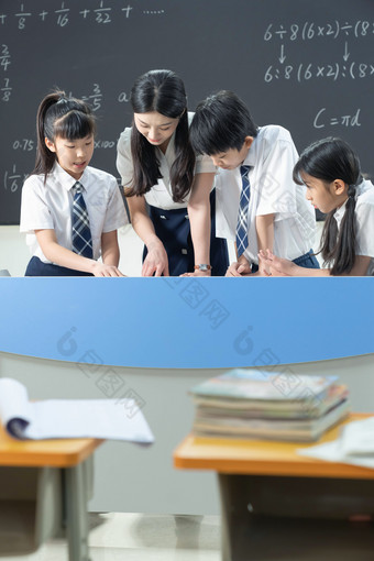 老师讲解课堂<strong>小学</strong>女生团结摄影图