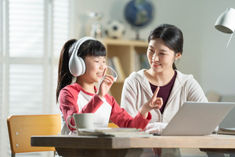 年轻妈妈网络直播女儿<strong>勤奋</strong>水平构图场景