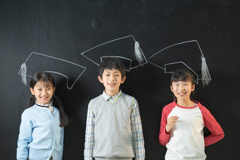 小学生小学生博士帽小学男生团结